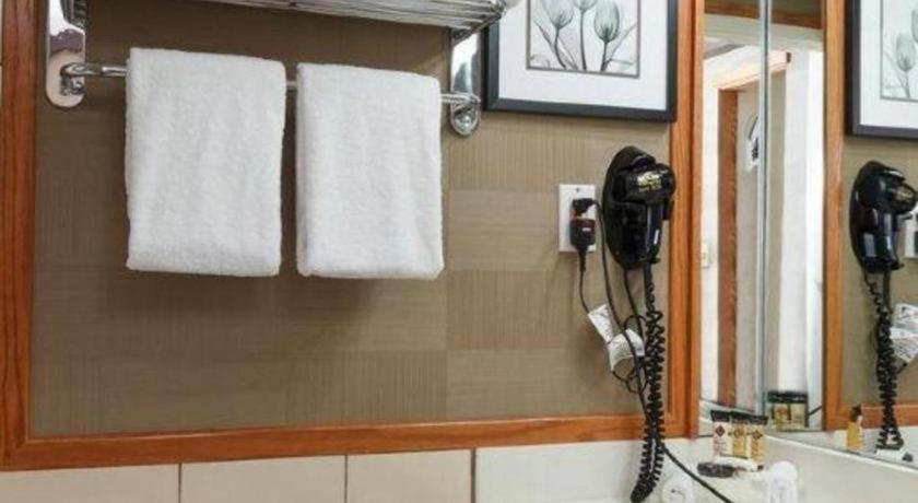 Hotel The Glenmore & Convention Centre 3*