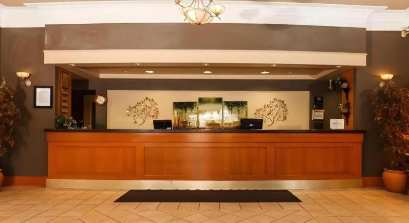 Hotel The Glenmore & Convention Centre 3*