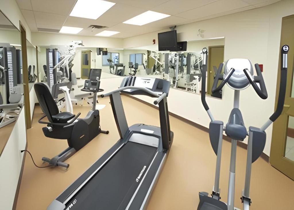 Hotel The Glenmore & Convention Centre 3*